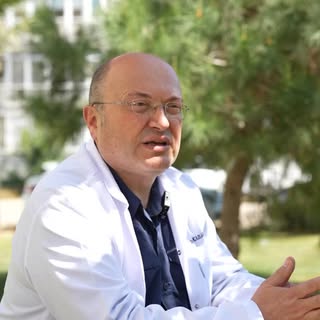Saç ekimi bir işlem değil,
uzmanlık ve estetik bakış gerektiren bir süreçtir.

Her hastamız için öze