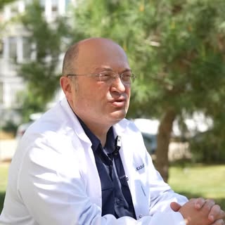 Saç ekimi bir işlem değil,
uzmanlık ve estetik bakış gerektiren bir süreçtir.

Her hastamız için öze
