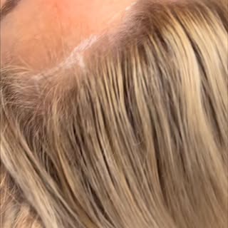 Bei der Dame haben wir die Haarlinie kräftiger gemacht. Und die Konturen ein wenig aufgefüllt in 3 S