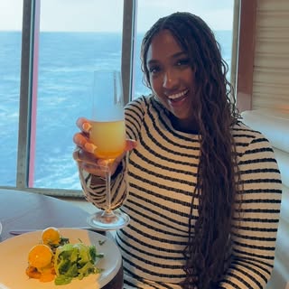 I’m that one friend 🤭 

What’s dinner without a view?! 😝