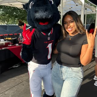 FOOTBALL SEASON IS FINALLY HERE!! 🏈✨

S/o to @houstontexans for having me at the Training Day Camp,