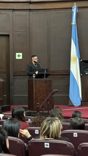 Hoy hablé de micropigmentación capilar en el aula magna de la Facultad de Medicina de la UBA.

No es