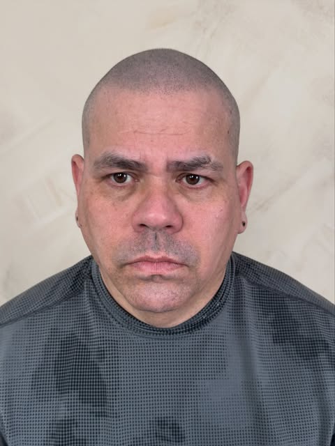 Años usando el cabello largo para tapar lo que la alopecia avanzaba.

Un día decidió parar.

Rapado.