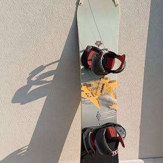 Vendo snowboard Con attacchi Burton misura cm146