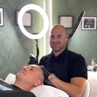 Il nostro tecnico al lavoro 💫 

#tricopigmentazione 
#capelli 
#trapiantocapelli 
#calvizie 
#alope