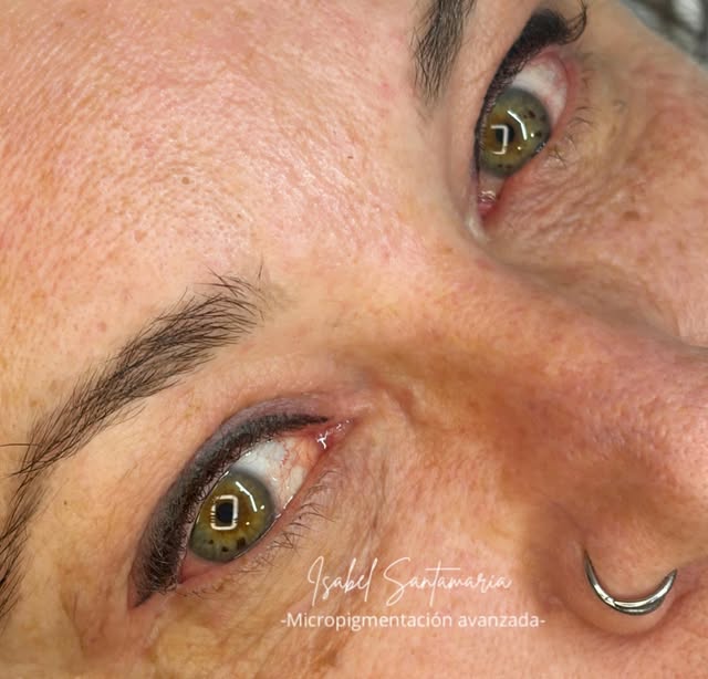 Muchas mujeres con el párpado caído me dicen, “Yo no puedo llevar eyeliner”.

Y yo siempre les digo 