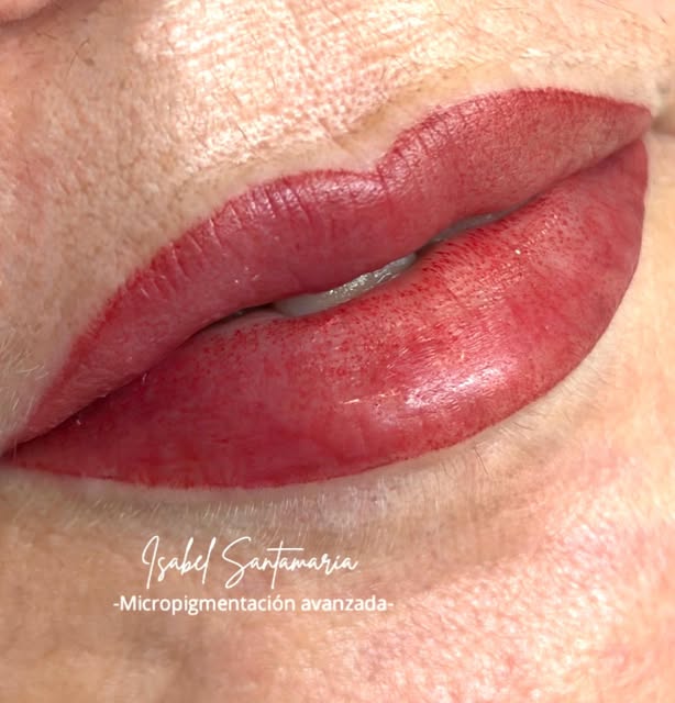 Hay labios que, por su tono natural o con el paso del tiempo, van perdiendo color y definición.

Y n