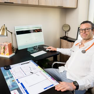 Meet Dr JC Poewe👨‍⚕️🩺

As Founder & Operational Management Director of The Hairfront, Dr Poewe com