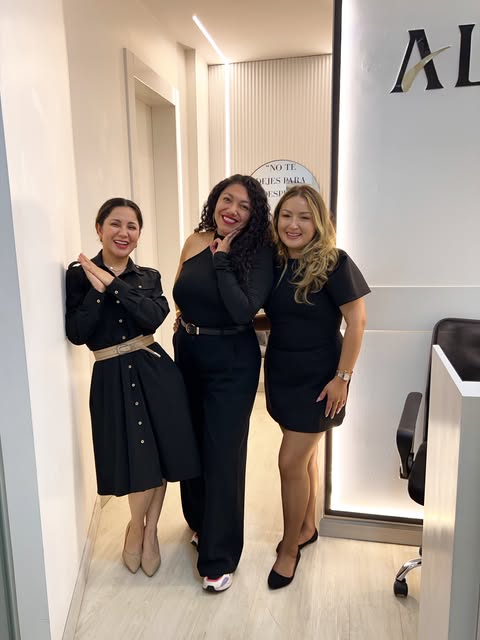 Andrea, Jenny y Melisa son parte fundamental de @alfadermatologia . Gracias por la dedicación y el a