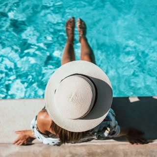 ☀️ Słońce, pot, chlor i słona woda — latem skóra głowy naprawdę ma co robić.

Swędzenie, przetłuszcz