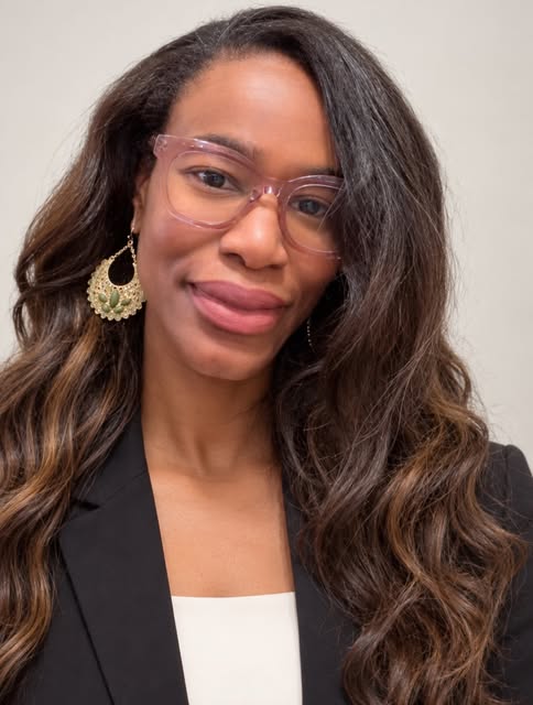 Meet the wonderful team behind Studio Initium!

Regine, founder, certified trichologist, licensed es