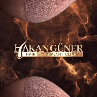 Seyreklik geçmişte kaldı. 🔬
Foliküler Ünite Ekstraksiyonu (FUE) ile her greft, saçın doğal büyüme a