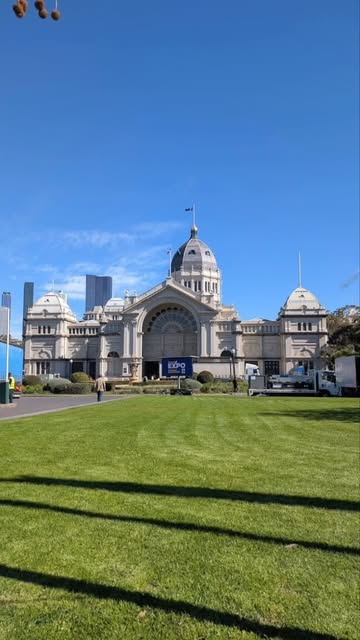 Melbourne. Easily one of the most beautiful cities I’ve been to. And the weather was just perfect. E