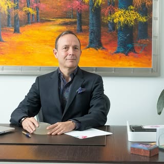 Luis Guillermo Tobón is a highly respected plastic surgeon from Medellín, Colombia, known for his ex
