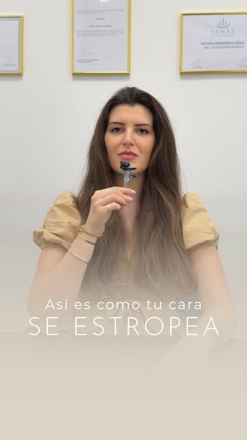 Así se arruina tu cara.
 
Alguien entra a una consulta, pide relleno en los labios y se lo ponen. Si