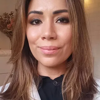 Andrea Caetano 
✨️Graduada em Tricologia e Ciência Cosmética

✨️Pós em Tricologia Clínica 
✨️Pós em 
