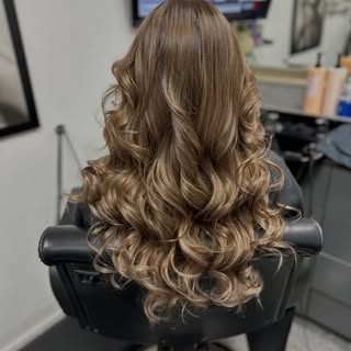 Highlights, Color, and a FULL set of gorgeous human hair extensions for this bride to be! 👰🏻‍♀️ 
T