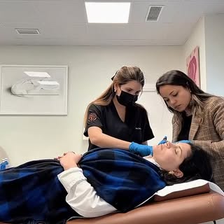 No es solo “poner cosas”😅

Detrás de cada tratamiento hay mucho más de lo que se ve: análisis, form