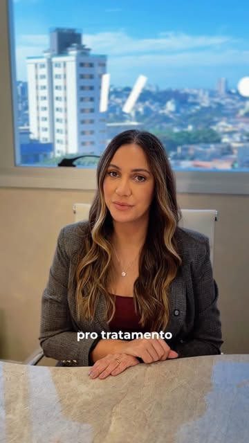Cabelo fino, fraco e caindo pode ser um sinal de que algo não vai bem. 
E diversos fatores podem est