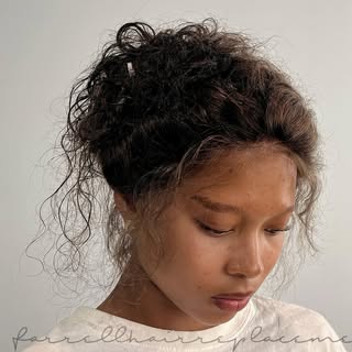Our model suffers alopecia totalis and she has been our happy client from the age of three. We deliv