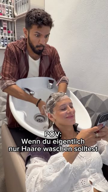Wenn der Kunde den Gossip nicht mit uns teilt, müssen wir ihn uns selber beschaffen 👀🥲 
#friseur #
