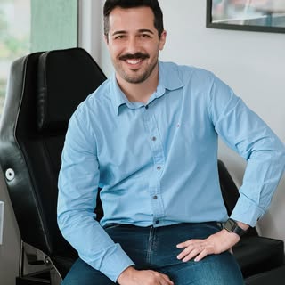 Muito prazer, sou médico especialista em cirurgia, com atuação em transplante capilar e terapias cap