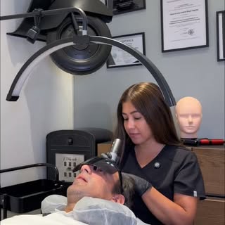 Sí, puedes cambiar de look después de una micropigmentación capilar. ✨
Puedes dejarte crecer el pelo