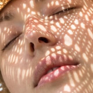 Ce traitement rajeunit la peau… 
mais surtout pas en été. ☀️❌

🌿 Besoin de conseils personnalisés ?