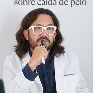 Cuando hablamos de caída capilar, hay muchos mitos que siguen circulando.

¿Lavarse el pelo todos lo