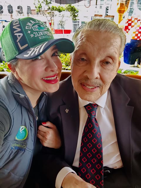 Hay momentos que no tienen precio… ❤️
Dominguito con mi papi, disfrutando el regalo más grande a sus