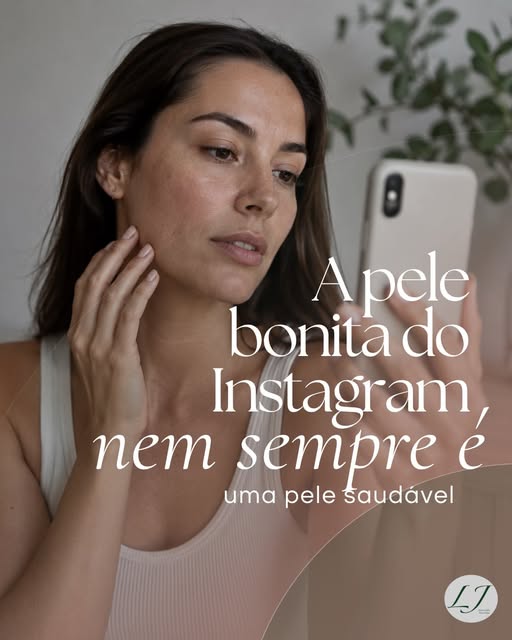 Hoje, uma pele pode parecer impecável na tela.
Sem poros.
Sem textura.
Sem manchas.
Sem linhas.

Mas