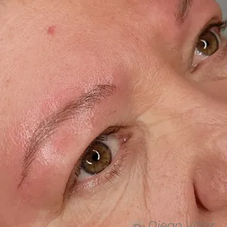 ¿Tienes las cejas muy claras o con poca densidad?
Con la micropigmentación pelo a pelo conseguimos r