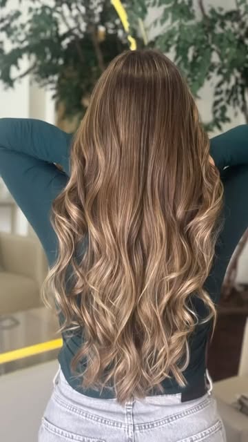 Mechas loiro pérola para iluminar os fios com elegância e suavidade. Um tom sofisticado que valoriza