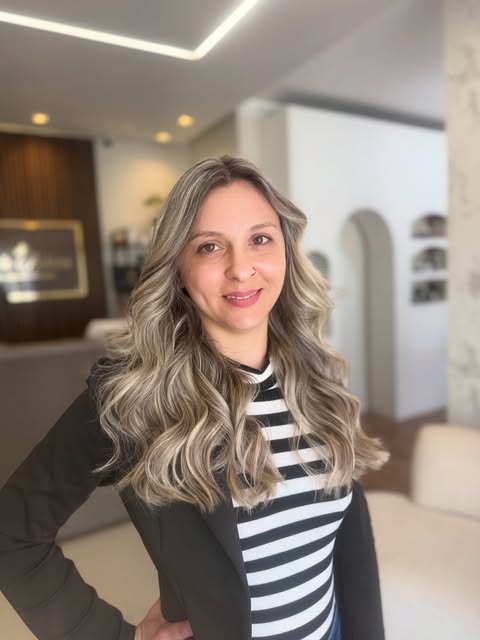 Cabelo renovado, energia renovada. Não é apenas sobre ficar loira, é sobre se olhar no espelho e lem