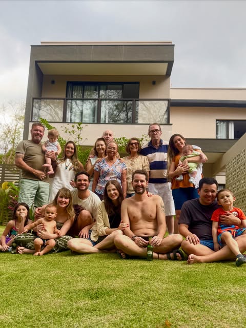 Um feriado com tudo que anda difícil caber na agenda: grande parte da família junta. 🤍

Crianças so