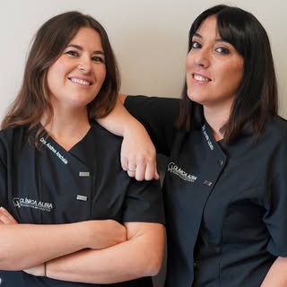 👩🏻‍⚕️ Detrás de la unidad capilar de Clínica Albia hay dos doctoras con una idea muy clara:

Hacer