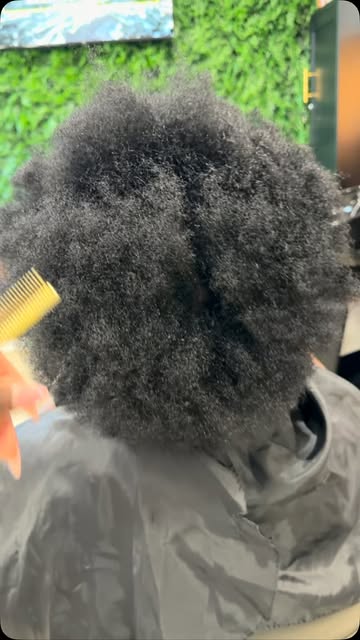 Natural texture bundles, a twist out, and yes… she brought her own Blue Magic 😂 Who am I to tell a 