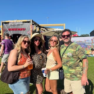 Neighbourhood weekender 2026 @ neighbourhood weekend 2026 💙💙🩷🩷🥂🥂🥂🥂🎉🎉