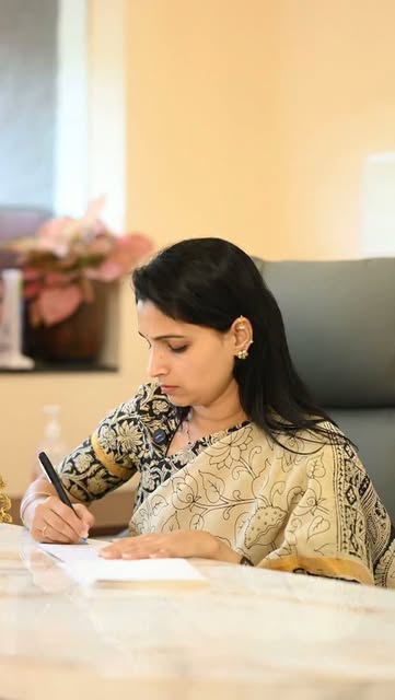 ⚡Rapid Fire with Dr. Aishwarya! 👩‍⚕️

Quick questions, honest answers!🔥 

From skin & hair care to