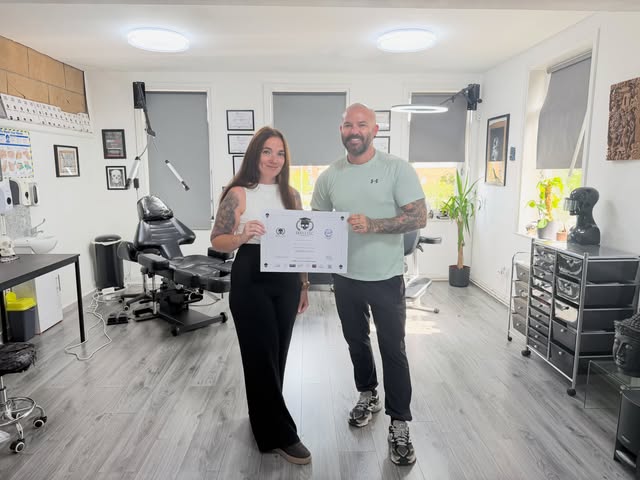A massive congratulations to Alicia for completing her scalp micro pigmentation training course 💉✍️