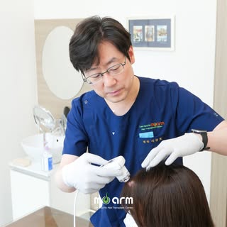 A good transplant starts with a closer look. 🔎

Before we talk about grafts, we examine your scalp.