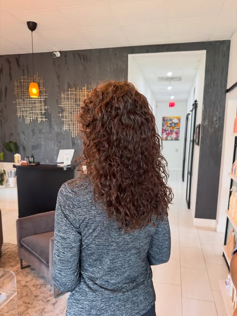 Root refresh + curly extensions = hair we’re obsessed with 🤎🌀✨
Fresh color, fuller curls, and the 