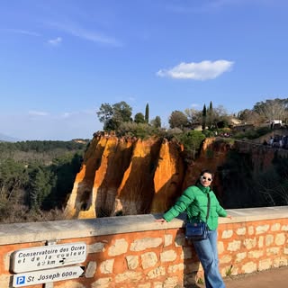 Kızılkayalıklar ve diğer köylerin sarı taş evlerinin aksine, çevredeki aşıboyası (ochre) madenlerind