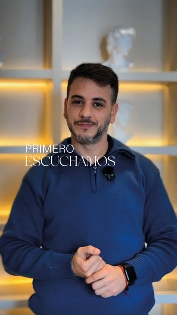 Una primera consulta no empieza hablando de un implante.

Empieza escuchándote.

Queremos entender q