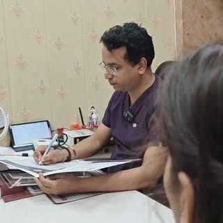 “बस दवा लिखने के 500 रुपये?” 😄
पर्ची छोटी लग सकती है…
लेकिन उसके पीछे 10+ साल की पढ़ाई, अनुभव और सह