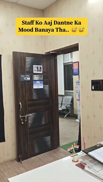 Aaj staff ko daantne ka full mood tha 😤
Bola: “Door band karo, kuch important baat karni hai!” 😂

