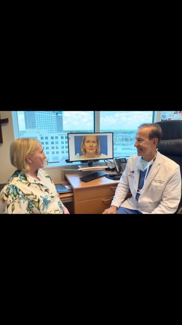 Here, with one of my patients, two weeks after I leave her Facelift and upper and lower Eyelids!
As 