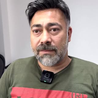 Bursa’da protez saç uygulamalarını;
kişinin yüz yapısına, saç yoğunluğuna ve renk uyumuna göre özel 