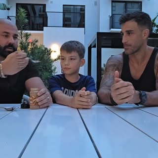 Jean-Luc Doré et Gaël n'avaient jamais mangé de Canelle Pure comme dessert loll 🤣😂

Jean-Luc est m