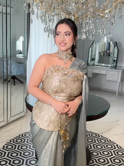 A modernised Indo-Western look with a fresh glam touch ✨
@drsoniajagyasi @houseoftomma